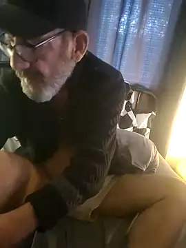 Snapshot of FoxnMouse chatting on 10-14-25, 10:38 FoxnMouse online show from 10-14-25, 10:38