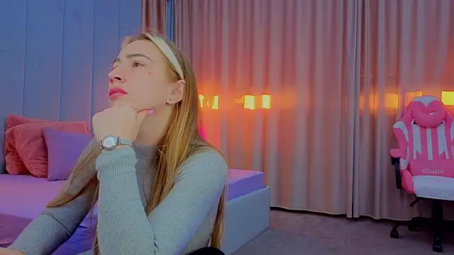 Reina Cummings online show from 10-19-25, 06:03