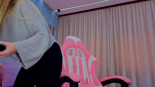 Reina Cummings online show from 11-07-25, 07:19