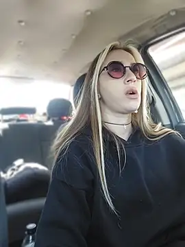 Reina Cummings online show from 04-06-26, 08:59