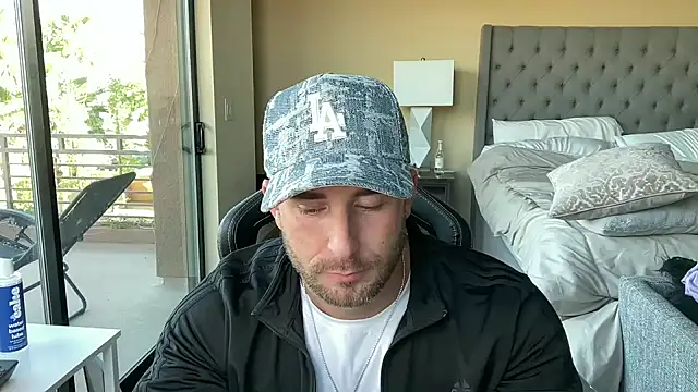 Snapshot of brettmycles28 chatting on 10-27-25, 10:58 brettmycles28 online show from 10-27-25, 10:58