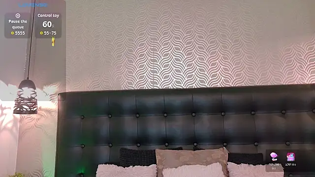 Snapshot of Sharonevanss_ chatting on 11-17-25, 08:36 Sharonevanss online show from 11-17-25, 08:36