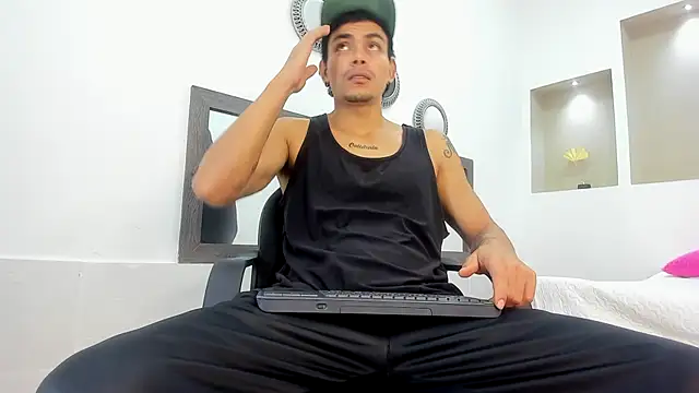 Snapshot of Tommy_kurtt chatting on 10-30-25, 02:29 Tommy kurtt online show from 10-30-25, 02:29