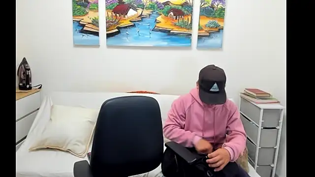 Snapshot of alex-golden chatting on 09-18-25, 01:35 alex-golden online show from 09-18-25, 01:35