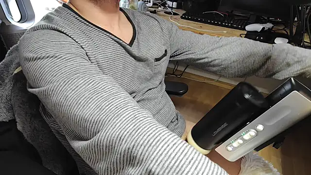 Snapshot of BenReich chatting on 10-27-25, 08:46 BenReich online show from 10-27-25, 08:46