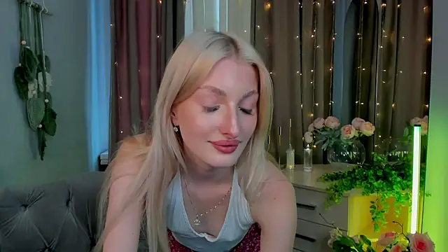 Snapshot of Sarrah_blush chatting on 09-15-25, 02:17 Sarrah blush online show from 09-15-25, 02:17