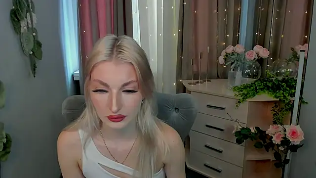 Snapshot of Sarrah_blush chatting on 09-17-25, 08:16 Sarrah blush online show from 09-17-25, 08:16