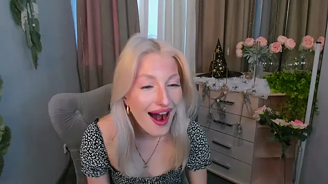 Snapshot of Sarrah_blush chatting on 10-21-25, 01:12 Sarrah blush online show from 10-21-25, 01:12