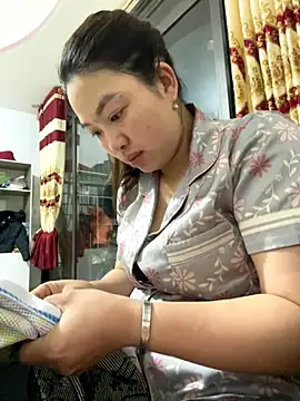 Snapshot of Nhung584 chatting on 10-12-25, 01:10 Nhung584 online show from 10-12-25, 01:10