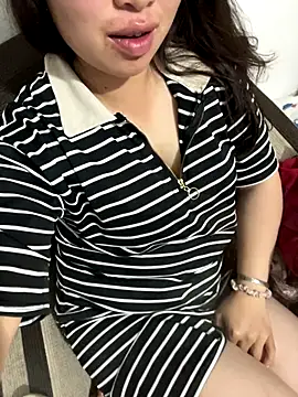 Snapshot of Nhung584 chatting on 10-29-25, 01:13 Nhung584 online show from 10-29-25, 01:13