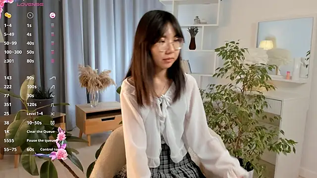 UdelaDodson online show from 10-04-25, 03:21