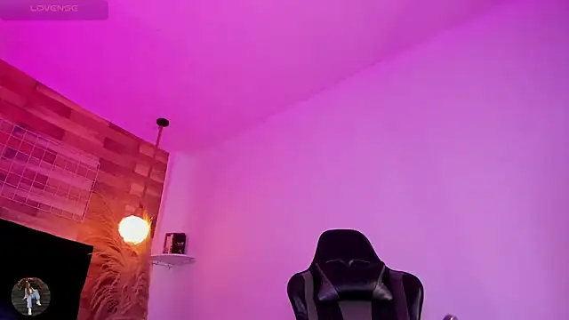 Snapshot of Emily_brown04 chatting on 03-30-26, 01:45 Emily brown04 online show from 03-30-26, 01:45