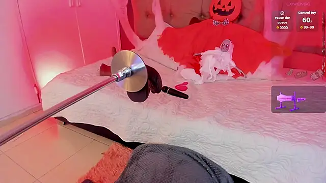 Karol Pagee online show from 10-17-25, 04:04