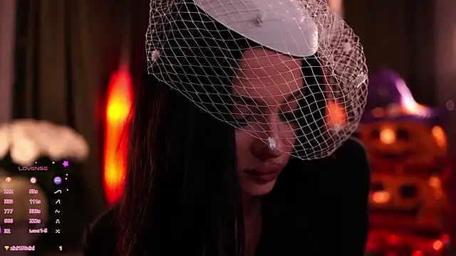 MaryHols online show from 10-31-25, 04:08