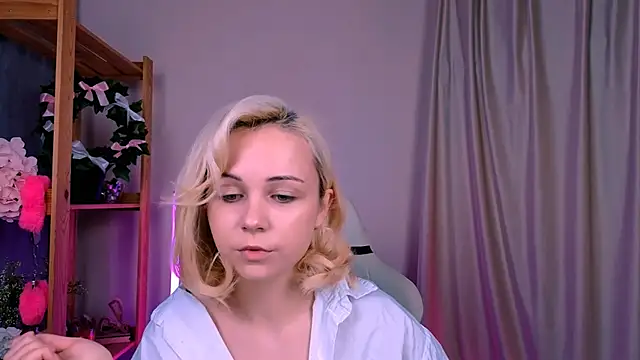 Charlotte Colinss online show from 09-30-25, 04:28