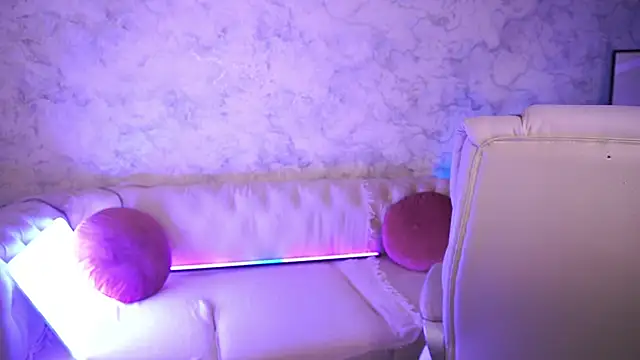 Snapshot of CurlyCandyXX chatting on 10-24-25, 02:02 CurlyCandyXX online show from 10-24-25, 02:02