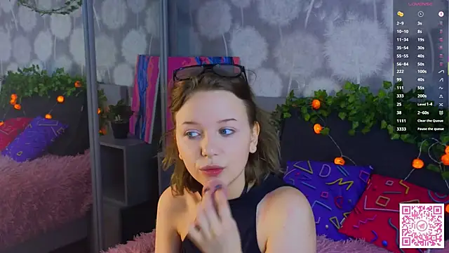 EmiliSaren online show from 09-29-25, 05:07
