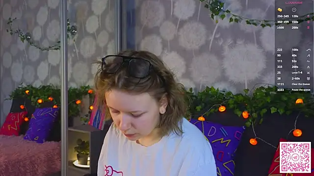 EmiliSaren online show from 09-30-25, 03:39