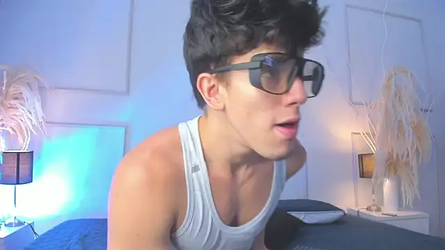 Snapshot of MaxCooper1 chatting on 10-26-25, 07:53 MaxCooper1 online show from 10-26-25, 07:53