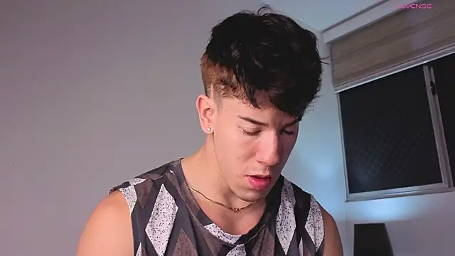 Snapshot of MaxCooper1 chatting on 11-28-25, 04:26 MaxCooper1 online show from 11-28-25, 04:26