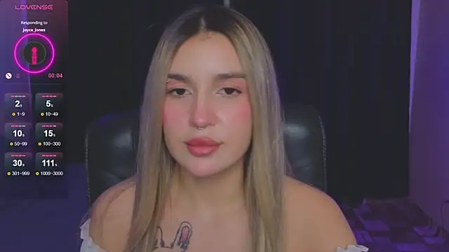 Snapshot of RoxyChill chatting on 10-14-25, 08:09 RoxyChill online show from 10-14-25, 08:09