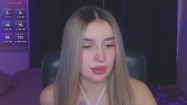 Snapshot of RoxyChill chatting on 10-15-25, 07:14 RoxyChill online show from 10-15-25, 07:14