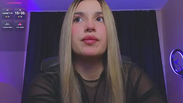 Snapshot of RoxyChill chatting on 10-17-25, 07:38 RoxyChill online show from 10-17-25, 07:38