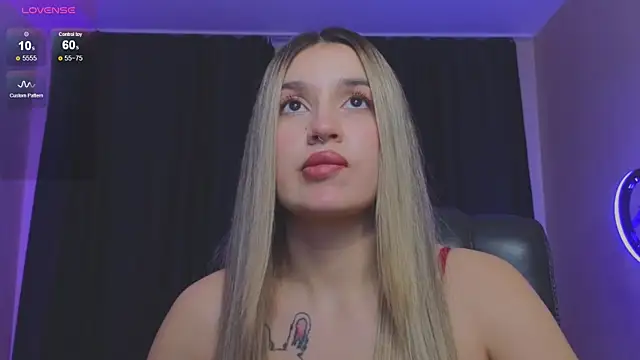 Snapshot of RoxyChill chatting on 10-26-25, 08:48 RoxyChill online show from 10-26-25, 08:48