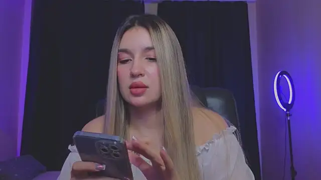 Snapshot of RoxyChill chatting on 10-28-25, 09:28 RoxyChill online show from 10-28-25, 09:28