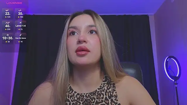 Snapshot of RoxyChill chatting on 10-29-25, 08:10 RoxyChill online show from 10-29-25, 08:10