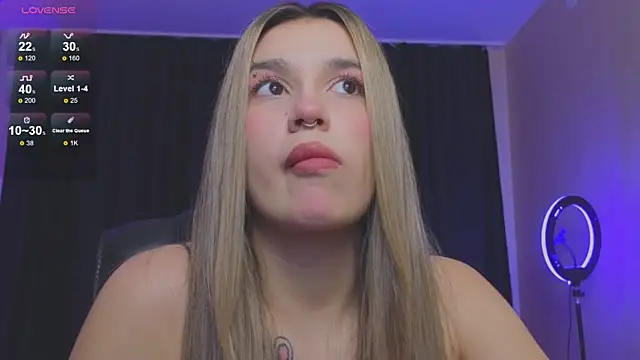 Snapshot of RoxyChill chatting on 10-31-25, 08:32 RoxyChill online show from 10-31-25, 08:32