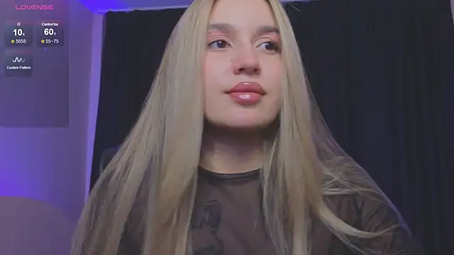 Snapshot of RoxyChill chatting on 11-05-25, 08:09 RoxyChill online show from 11-05-25, 08:09