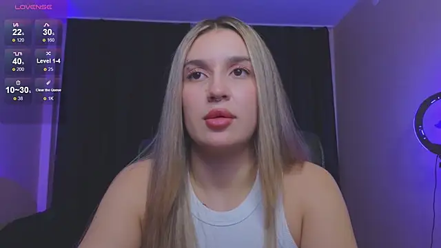 Snapshot of RoxyChill chatting on 11-10-25, 09:03 RoxyChill online show from 11-10-25, 09:03