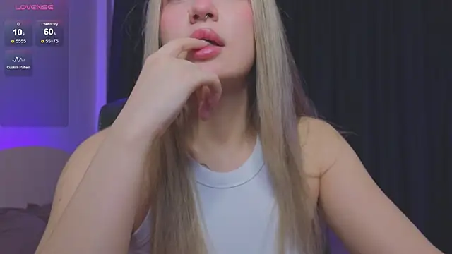 Snapshot of RoxyChill chatting on 11-17-25, 08:03 RoxyChill online show from 11-17-25, 08:03