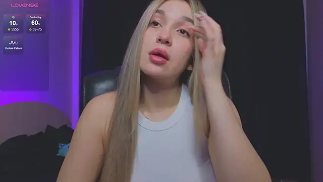 Snapshot of RoxyChill chatting on 11-26-25, 10:22 RoxyChill online show from 11-26-25, 10:22