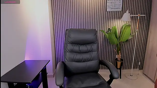 Missnaomi  online show from 09-28-25, 05:57