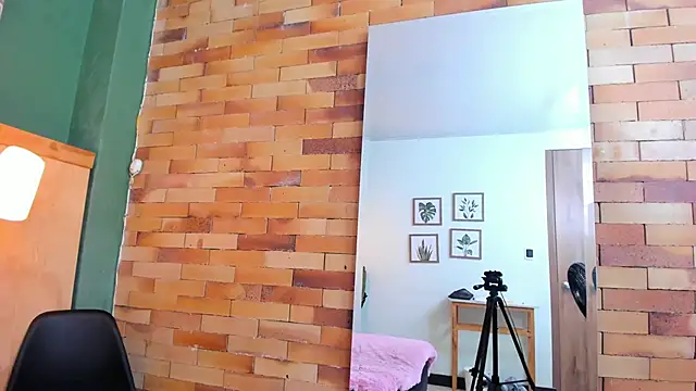 Snapshot of milavega_ chatting on 10-28-25, 12:41 milavega online show from 10-28-25, 12:41