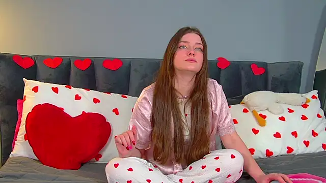 Snapshot of JessicaJewells chatting on 02-14-26, 06:43 JessicaJewells online show from 02-14-26, 06:43