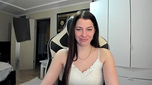 EmiLovsi online show from 02-04-26, 05:41