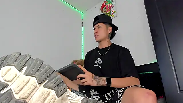 Snapshot of Mateo_Escobar chatting on 11-18-25, 01:33 Mateo Escobar online show from 11-18-25, 01:33