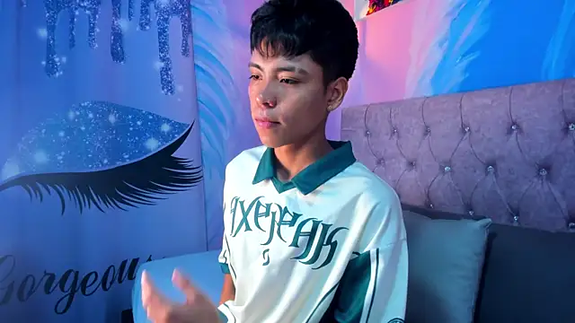 Snapshot of MaxiWildd chatting on 02-04-26, 12:33 MaxiWildd online show from 02-04-26, 12:33