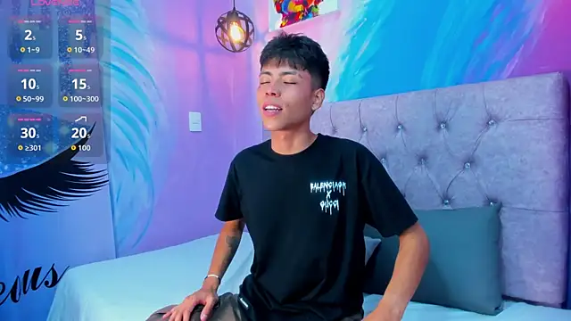 Snapshot of MaxiWildd chatting on 03-26-26, 01:06 MaxiWildd online show from 03-26-26, 01:06