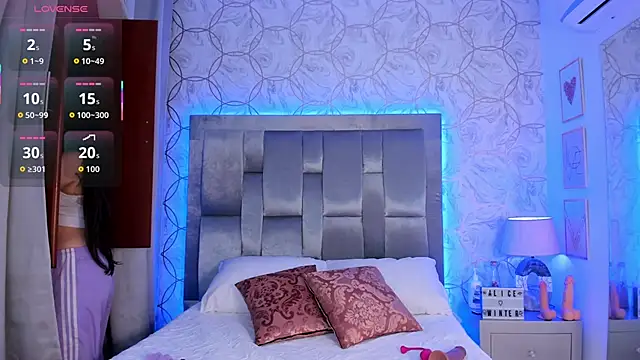 Snapshot of AlliceWinter chatting on 10-13-25, 11:10 AlliceWinter online show from 10-13-25, 11:10