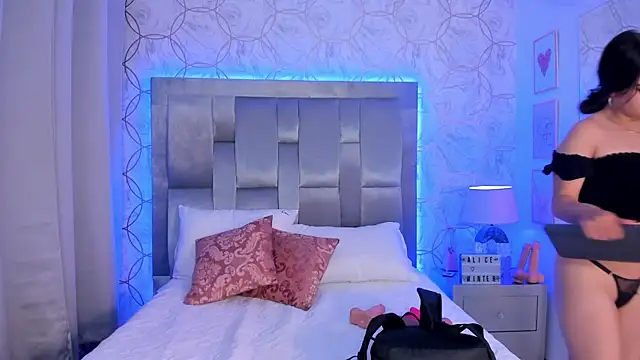 Snapshot of AlliceWinter chatting on 10-22-25, 11:43 AlliceWinter online show from 10-22-25, 11:43