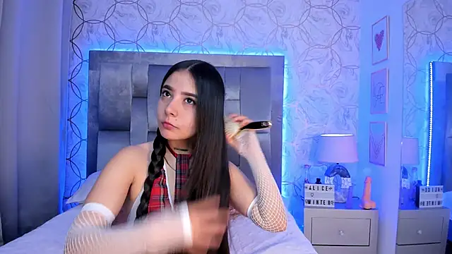 Snapshot of AlliceWinter chatting on 10-25-25, 12:34 AlliceWinter online show from 10-25-25, 12:34