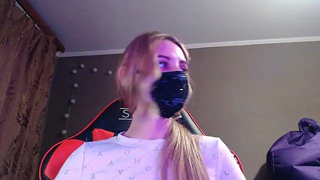 Snapshot of Iris_lave chatting on 10-23-25, 03:33 Iris lave online show from 10-23-25, 03:33