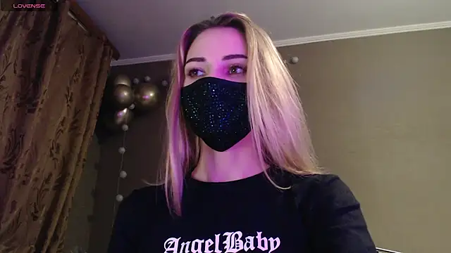 Snapshot of Iris_lave chatting on 11-16-25, 04:23 Iris lave online show from 11-16-25, 04:23