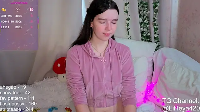 Snapshot of little_Teya chatting on 09-16-25, 10:27 little Teya online show from 09-16-25, 10:27