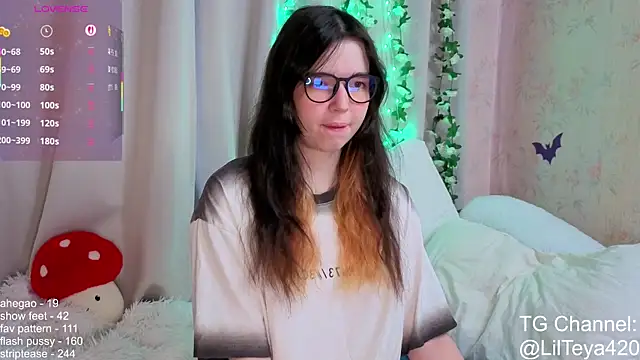 Snapshot of little_Teya chatting on 11-14-25, 10:25 little Teya online show from 11-14-25, 10:25