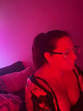 Snapshot of Thegr33ngypsy chatting on 10-29-25, 03:09 Thegr33ngypsy online show from 10-29-25, 03:09